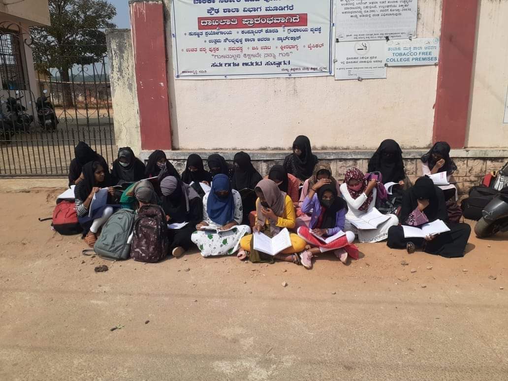 SAnemahal's tweet photo. ರಸ್ತೆಯಲ್ಲಿ, ಅದರಲ್ಲೂ ಬಿಸಿಲಲ್ಲಿ ಕೂರಿಸುವುದಕ್ಕಾಗಿ,ದಾಖಲಾತಿ ಪ್ರಾರಂಭವಾಗಿದೆ.
#RIPHumanity
#riphumanright https://t.co/6StHWPK4O4