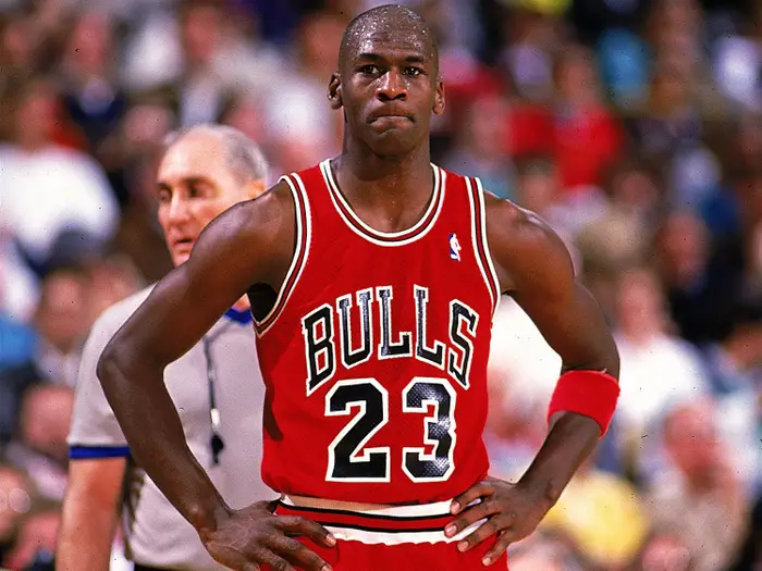 Más allá de que LeBron James es imprescindible para la historia, no está a la altura de Michael Jordan. Quien haya visto a MJ en los 90s en Chicago Bulls sabe de lo que hablo: nadie podía ganarle. Ni mental ni deportivamente. Para mí, es sin dudas el mejor de todos los tiempos.