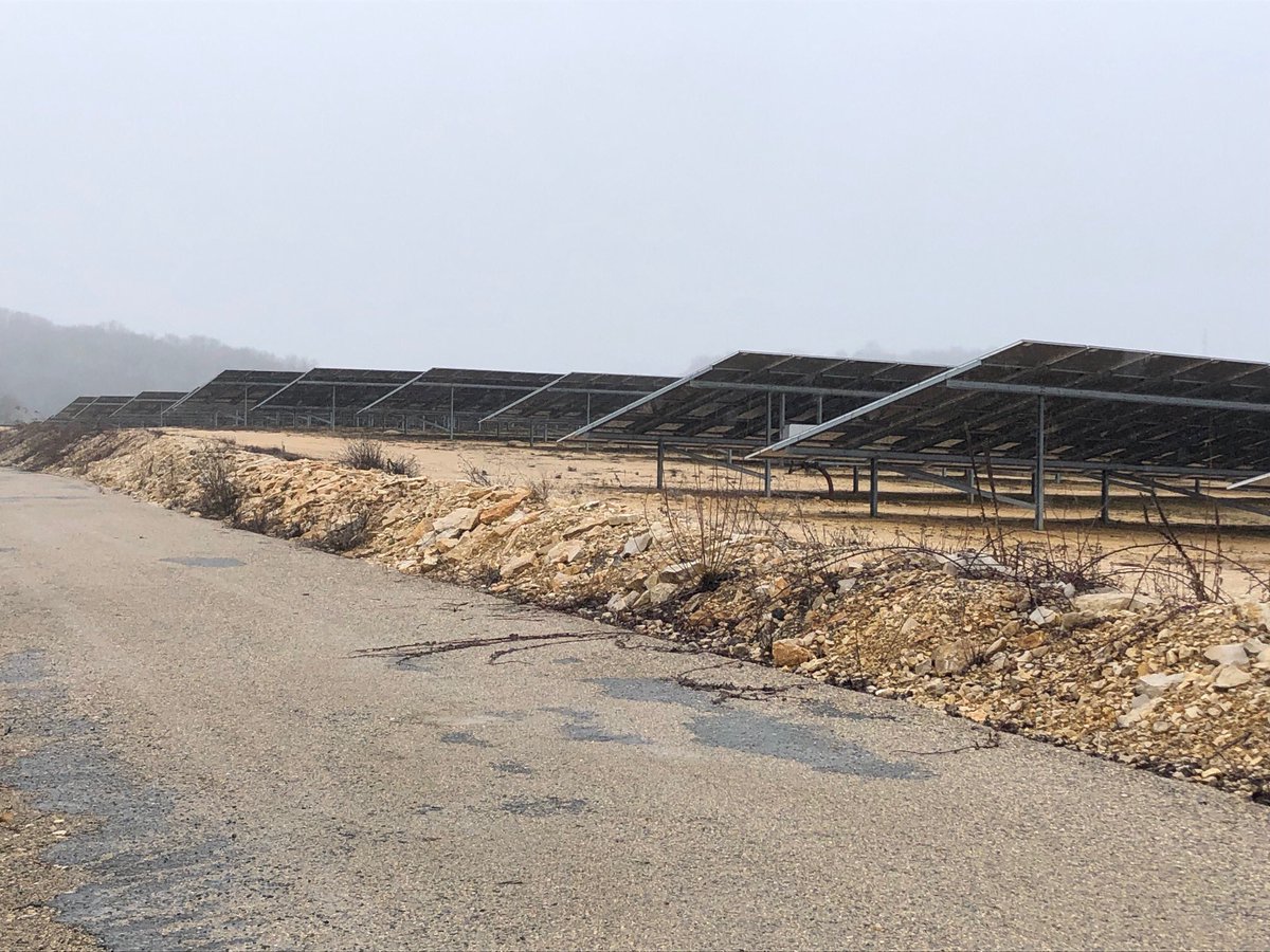 Inauguration de la centrale photovoltaïque de #Thenon par M le préfet, les élus et les partenaires.
Construite par JPEE, cette centrale mise en service en août 2020 est installée sur 15,6 hectares (délaissé d'autoroute).
💡Elle produit 17 000 MWh par
🔌Elle alimente 6 800 foyers