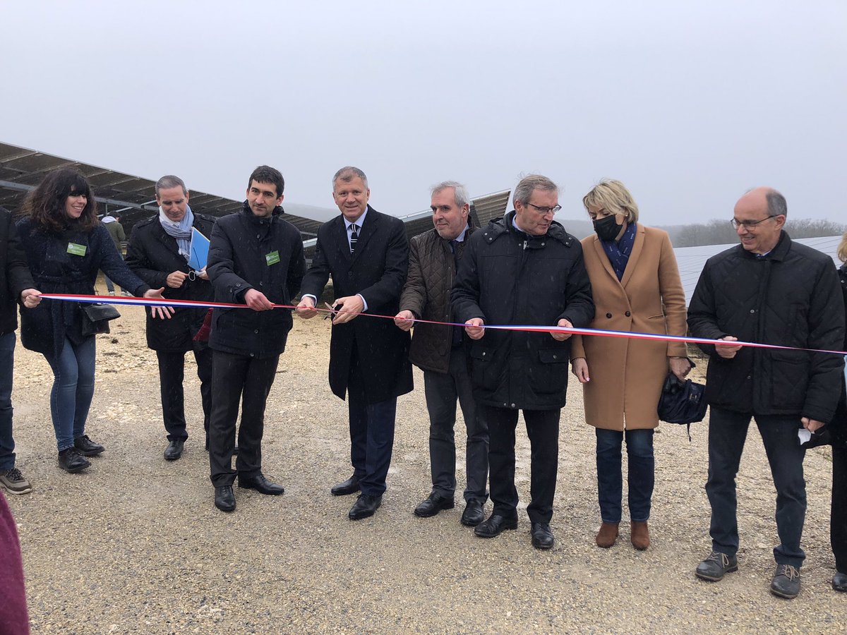 Prefet24's tweet photo. Inauguration de la centrale photovoltaïque de #Thenon par M le préfet, les élus et les partenaires.
Construite par JPEE, cette centrale mise en service en août 2020 est installée sur 15,6 hectares (délaissé d'autoroute).
💡Elle produit 17 000 MWh par
🔌Elle alimente 6 800 foyers https://t.co/PEeikymAD8