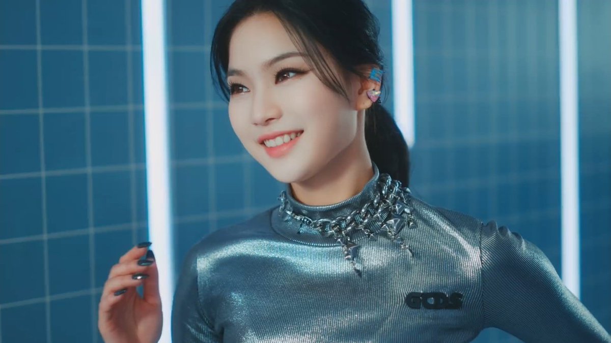 picsofisa's tweet image. run2u mv teaser #1