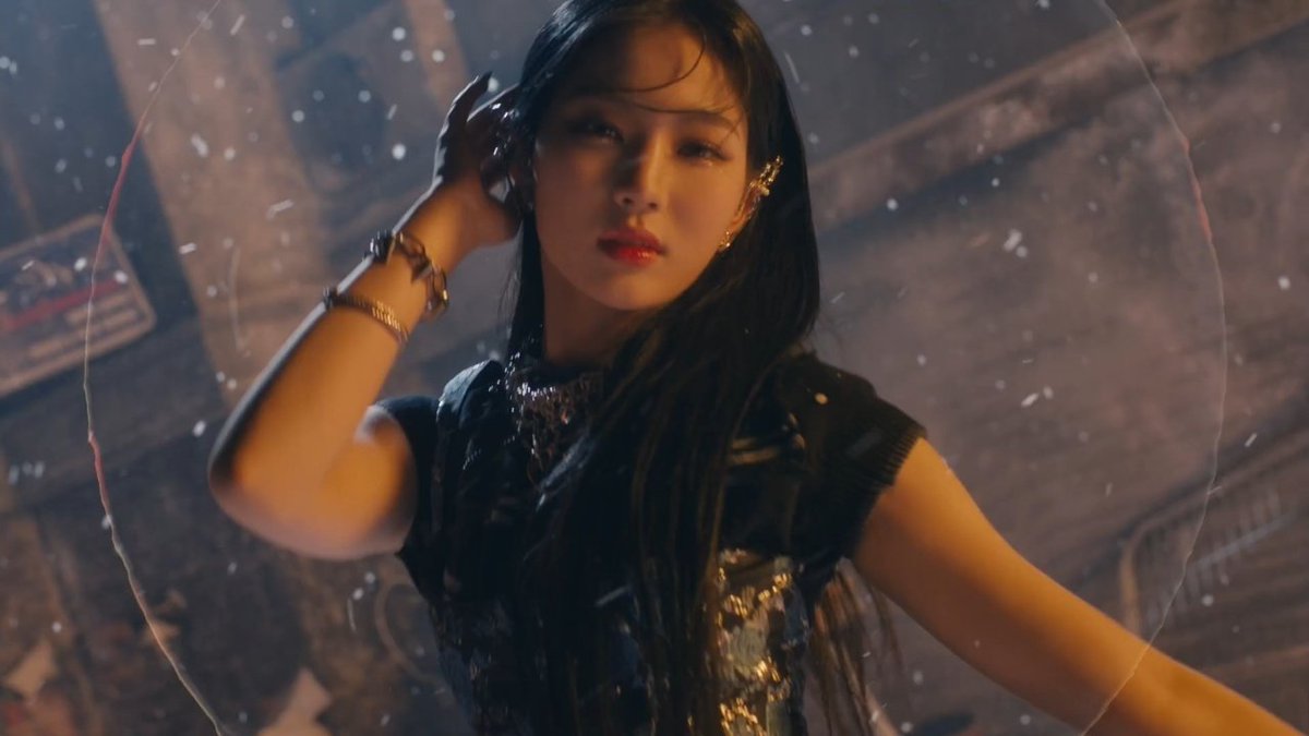 picsofisa's tweet image. run2u mv teaser #1