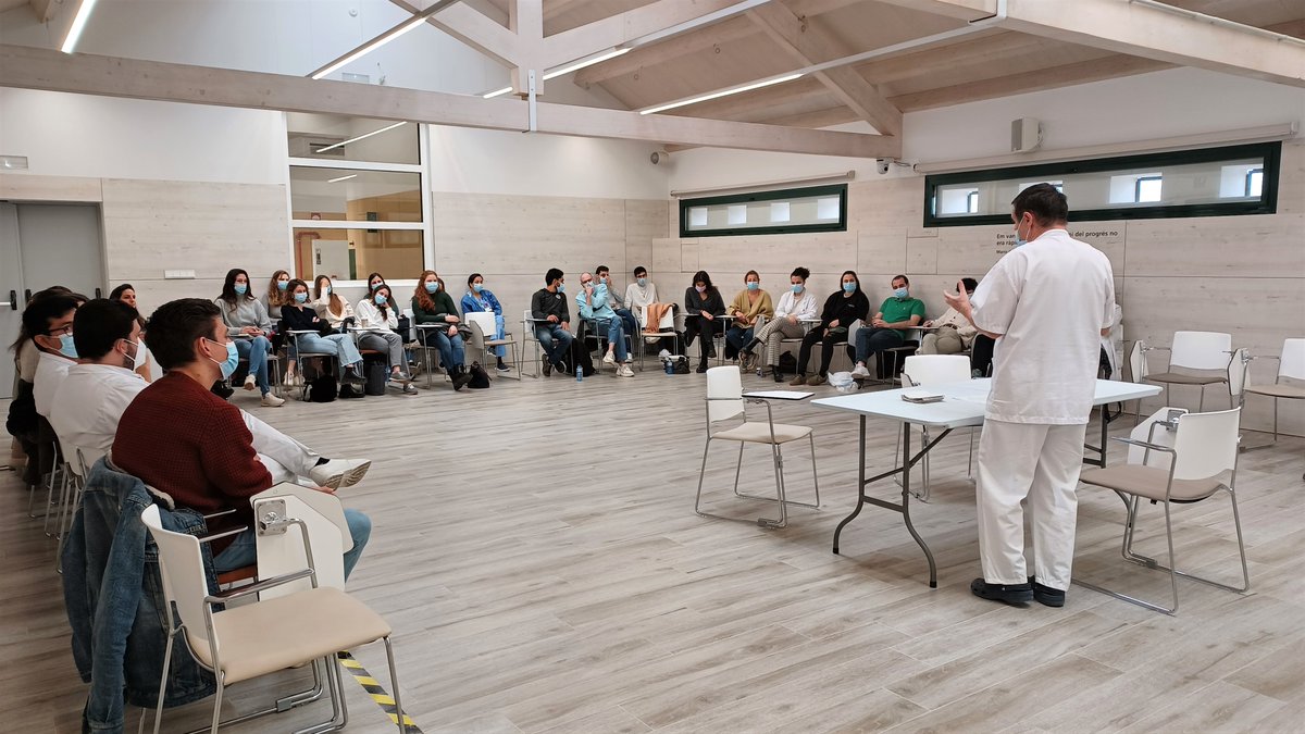 hggranollers's tweet photo. Formació en Habilitats Comunicatives 📢
Els residents de primer any aprenen estratègies molt útils per afrontar situacions de comunicació difícil de la mà de dos grans professionals el Dr. Codina i el Dr. Guillen 💪🏼
#Residents #ComunicacioEfectiva #Granollers #AtencioPacient https://t.co/jsR6qRFflW