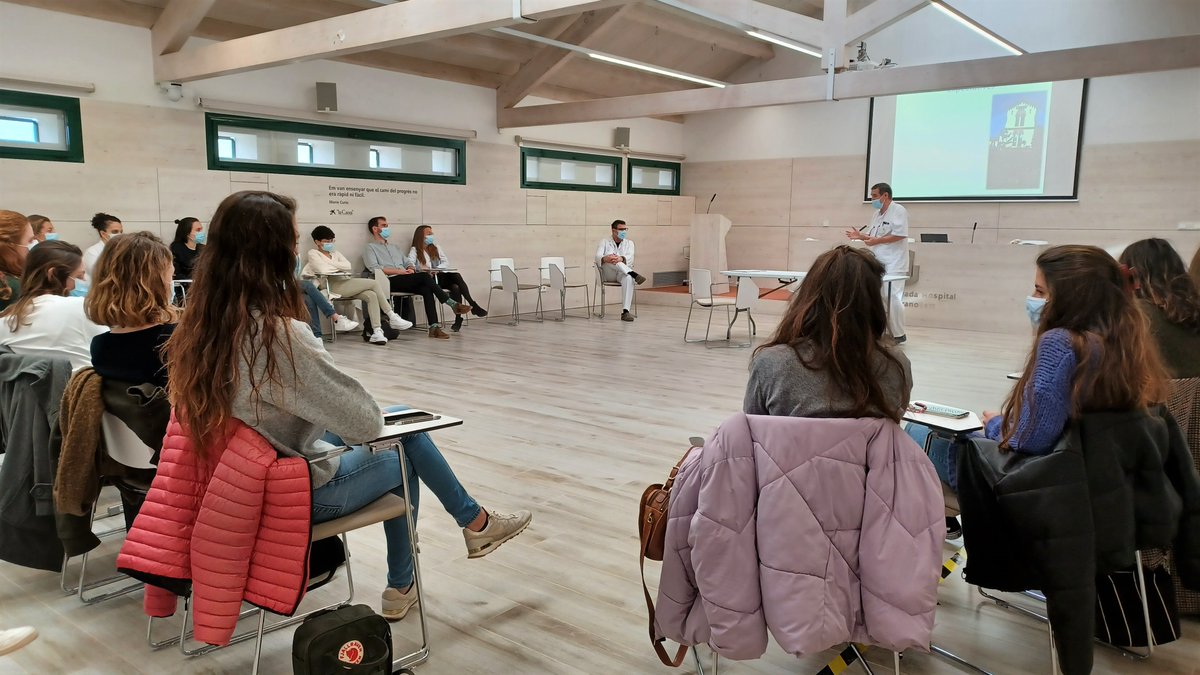 hggranollers's tweet photo. Formació en Habilitats Comunicatives 📢
Els residents de primer any aprenen estratègies molt útils per afrontar situacions de comunicació difícil de la mà de dos grans professionals el Dr. Codina i el Dr. Guillen 💪🏼
#Residents #ComunicacioEfectiva #Granollers #AtencioPacient https://t.co/jsR6qRFflW
