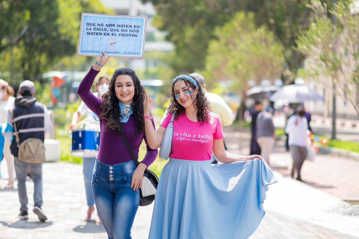 KarenLoorF's tweet photo. Somos mujeres luchando por mujeres más chiquitas, porque la vida de ellas también se respeta @MamelaFialloFlo  💙🥰 #leyabortistano #SalvemosLasDosVidas https://t.co/gNlYu8FcWT