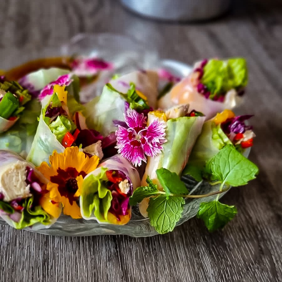 gabogrimaldo's tweet photo. Iniciemos el dia con alegría y mucho color.🌯🌺 Rollitos tropicales. Receta completa en mi Instagram @mchef_gabo
.
.
#Masterchef #RollosVietnamitas #MasterchefPanama https://t.co/7UEJe3cl2g