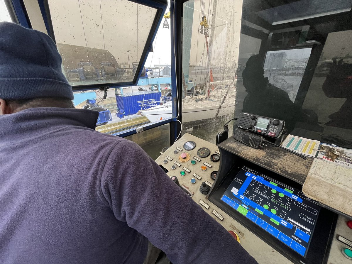 challenge_ocean's tweet photo. De retour des Açores après une réparation provisoire suite à sa rencontre fortuite avec un OFNI, Whirlwind retrouve son port d’attache de Lorient et l’anneau de Keroman pour une mise au sec bien méritée #sailsafe https://t.co/IdsiaF0f4z
