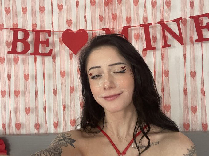 Happy birthday to me 🥰 just laying in bed waiting for my next facial https://t.co/qCWBv5Nnpg