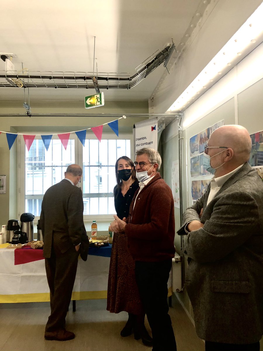 DIRefugies's tweet photo. 🔴 En direct
Alain Regnier, délégué interministériel, est présent à l’inauguration de la première micro-bibliothèque pour les enfants de la #CAFDA.
📚 Un très beau projet en partenariat avec Bibliothèques sans Frontières @BibliSF et @Cultura. https://t.co/vndLiKGKVb