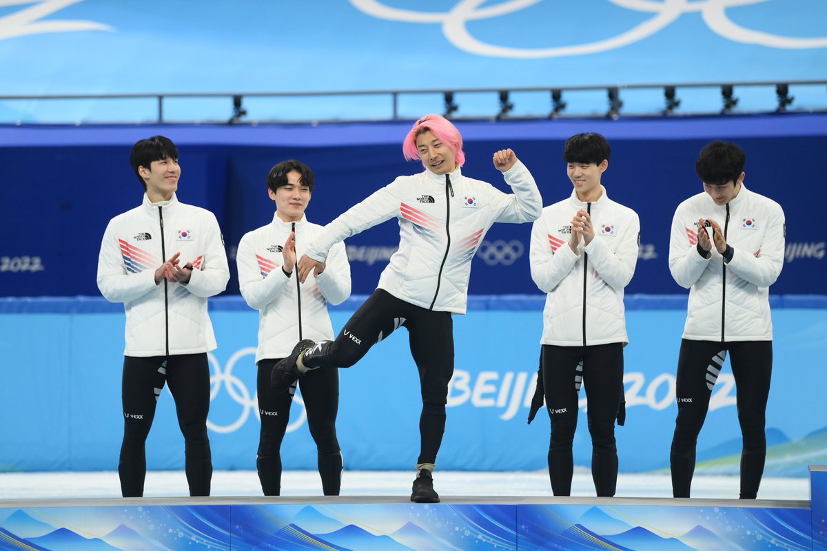 Olympic's tweet photo. 2022 베이징 동계올림픽 쇼트트랙 베뉴 세리머니에서 펼쳐진 곽윤기 선수의 BTS 다이너마이트 퍼포먼스🤩

#곽윤기 #방탄소년단 #BTS #다이너마이트 #베이징올림픽 #올림픽 #쇼트트랙 @bts_bighit @BTS_twt @Beijing2022 https://t.co/vODokgYpaH