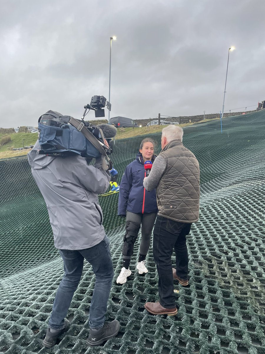 JESSBAKER24's tweet photo. Fab day today at @Pendleskiclub celebrating where #TeamGB ‘Northern GOAT’ [(c) @aimee_fuller ] @daveryding hails from. What an amazing group of people - what you do is truly inspiring 💪 ⛷ #dowhatyoulove #inspiringcommunities #windiestplaceintheUK https://t.co/olLPSeErgT