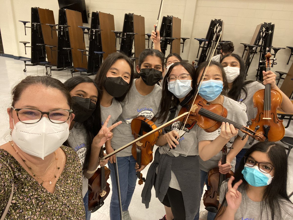 When you’re <a href="/GRISHAM_MS/">Grisham MS</a>  <a href="/GMSOrch/">Grisham MS Orchestra</a> Fine Arts night w/ your 5th grader &amp; your precious former students clamor to photobomb 🤣💙 #rrisd1family #librariesRrock