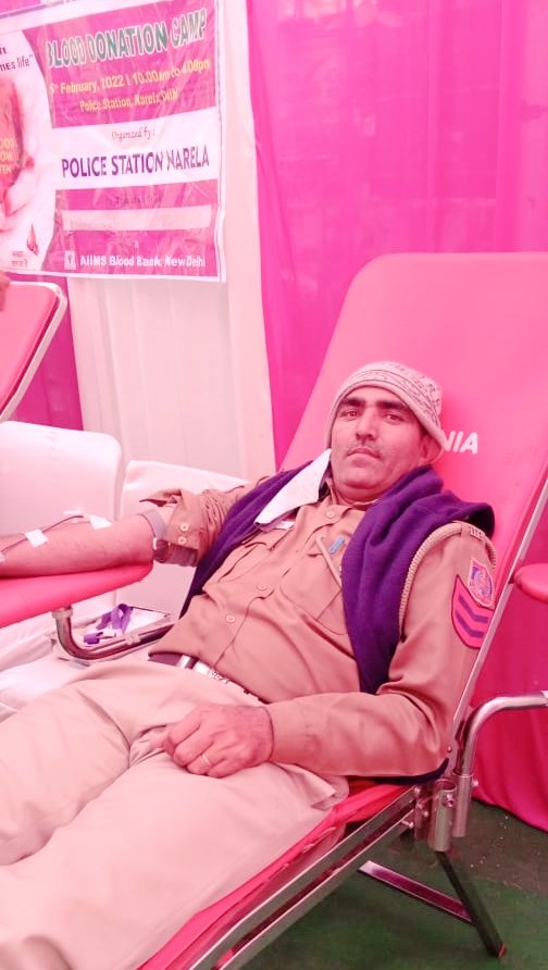 PrashantInsp's tweet photo. कतरा कतरा देकर लहू का 
जश्न मनाती खाकी देखी I
दिल्ली सदा रहे सुरक्षित
दिल में ये तमन्ना बाकी देखी ।I 
#दिल्ली_पुलिस सप्ताह नरेला थाना के अंतर्गत एक ब्लड डोनेशन कैंप का आयोजन किया जिसमें 151 यूनिट ब्लड डोनेट किया गया
@CPDelhi @DelhiPolice @Uppolice @ANI @BBCHindi @dcp_outernorth https://t.co/1WfwwoUEio