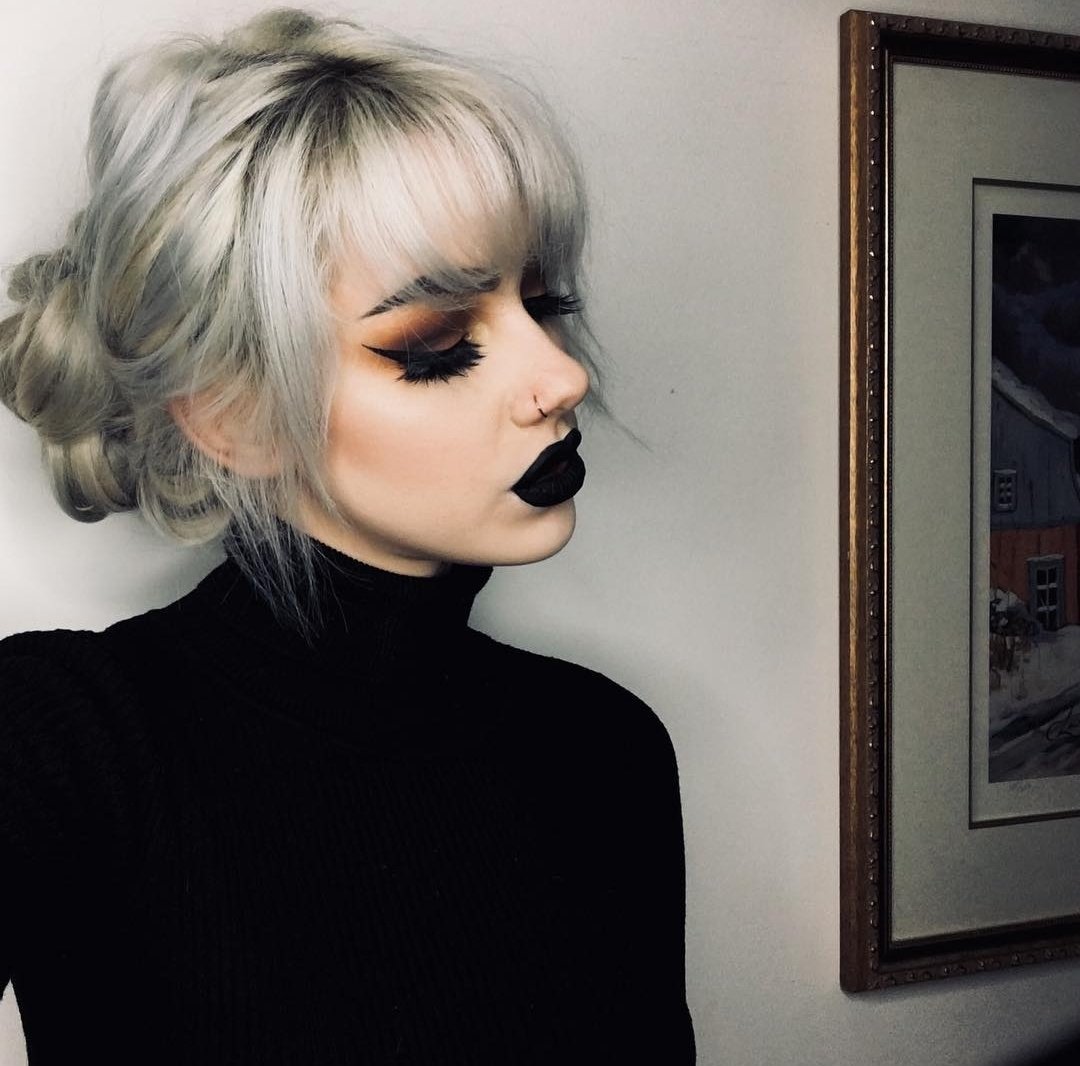 <a href="/SnapeAlchemist/">𝐀𝖆𝖗𝖔𝖓 𝐒𝖓𝖆𝖕𝖊 𝐃’𝐌𝖆𝖑𝖋𝖔𝒚</a> Principales del castillo. Allí estaba la melliza Malfoy, elegante, hermosa a su modo, con un recogido en su pelo blanquecino y su maquillaje oscuro. 

Bajando reconoció a Aaron, la chica mostraba un rostro triste, sin brillo alguno en los ojos. 

➻
#periclumlove 𖤐