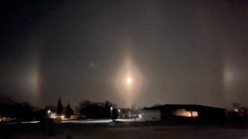A Lunar Halo and Light Pillars Captivate Minnesotan

From The Weather Channel iPhone App https://t.co/UtazpDxJRd https://t.co/55CXe5k6jY