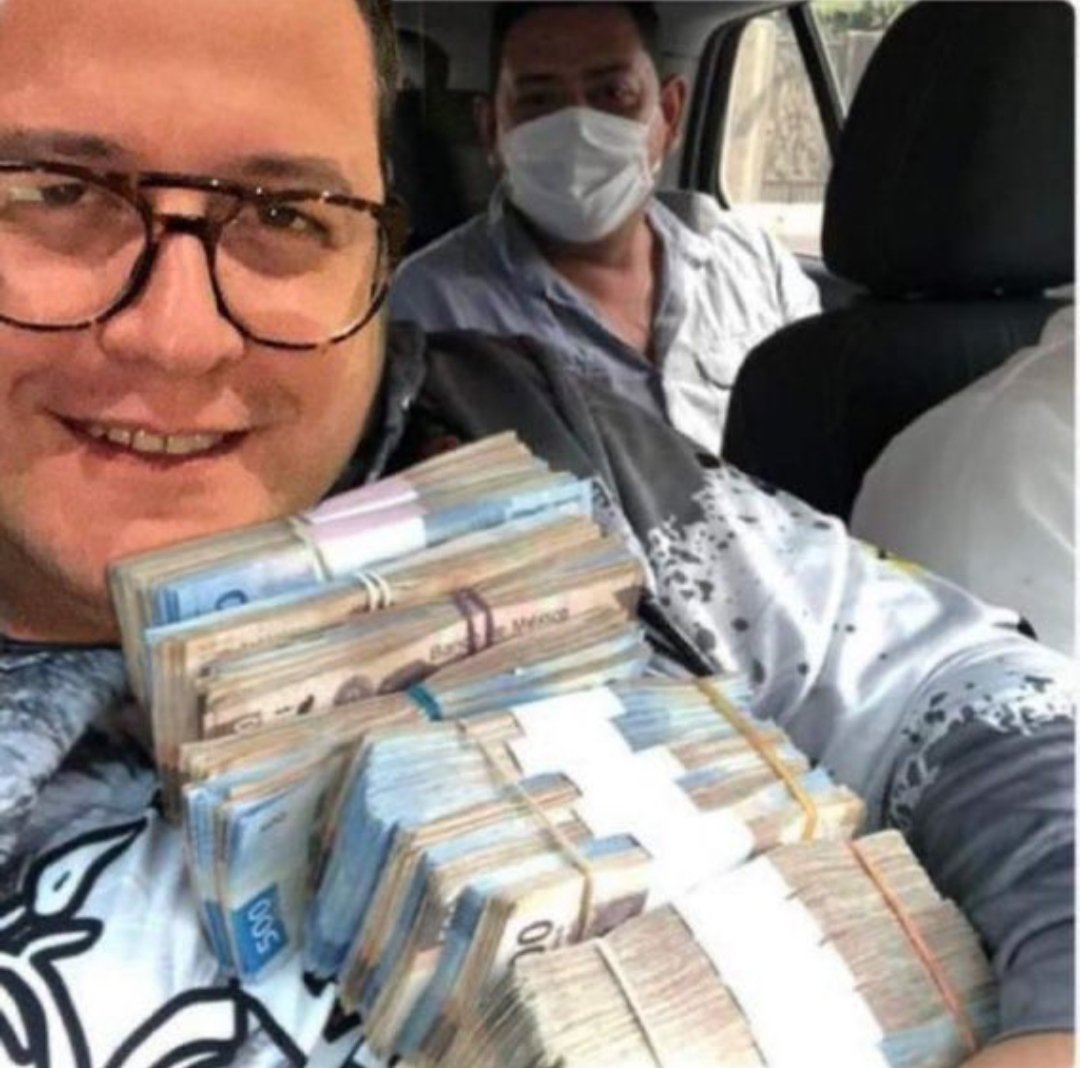 <a href="/CarlosLoret/">Carlos Loret de Mola</a> De la misma calaña

Robando... Perdón recolectando recursos para nuestro movimiento ( Casas en Texas) para el futuro (Afore)