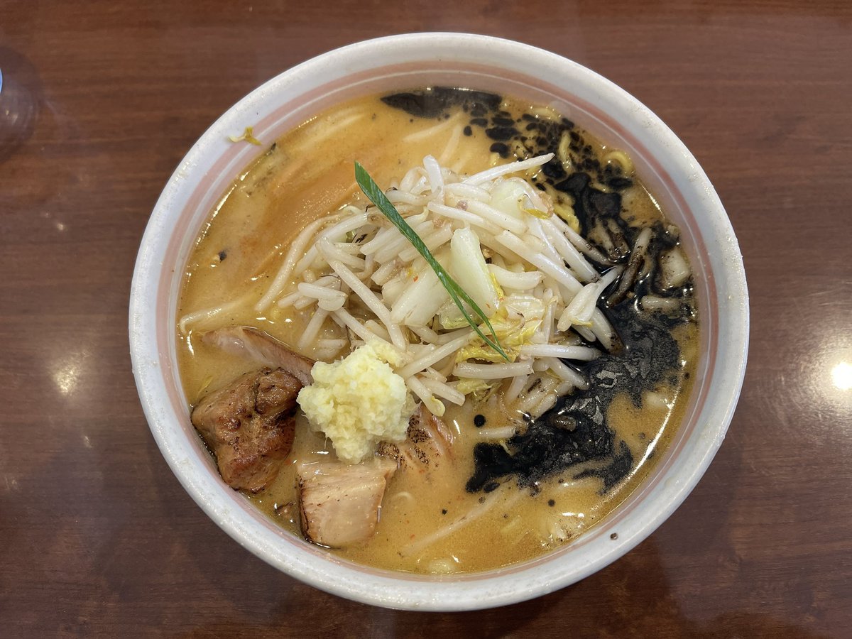 okazetomimuchi's tweet photo. HEHT札幌で風くんが行ったラーメン屋に🍜
同じ席には座れず、、、悔
注文の時、風くんは肉なしだよなとかめっちゃ考えたんだけど生姜付き味噌ラーメンに✌︎
森彦、大通公園、ラーメンも行って残るは大倉山⛷緑ジャージになかなか出会えないのでおすすめあれば是非🟩
#HEHT #HEHN #札幌 #藤井風 https://t.co/SthejQHJnA
