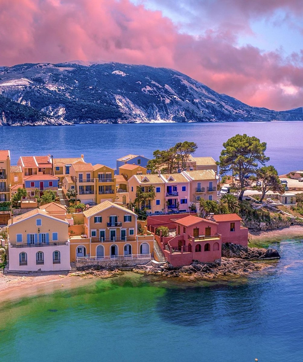#Assos is a small and charming village of #Kefalonia. It is one of the most charming spots of the island. Dominated by the ruins of a 16th-century Venetian castle, the village of Assos is built on a small peninsula reflecting a beautiful and warm atmosphere. IG 📷 mliaroutsos
