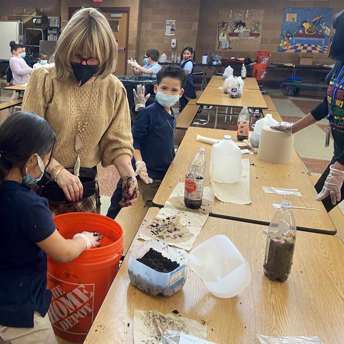 FOHSpringfield's tweet photo. 1st-graders at Rebecca M Johnson School in #SpringfieldMA helped sow seeds in plastic containers to be transplanted into spring garden beds at FOH.🌱

Leading the project was Mallory Caplan of @rachels_table and Nicole Coakley of @SpfldCollege's Center for Service and Leadership. https://t.co/6UwK2rkcfk