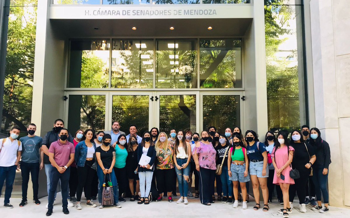 VacchelliNahuel's tweet photo. En el día de hoy, junto a Estudiantes del departamento de Maipú, asistimos a la @LegislaturaMdz  y nuevamente exigimos la devolución de un Derecho que nos pertenece. 
.
Restitución del Colectivo Directo Maipú - UnCuyo Ya‼️‼️ https://t.co/Qal9pucgtU