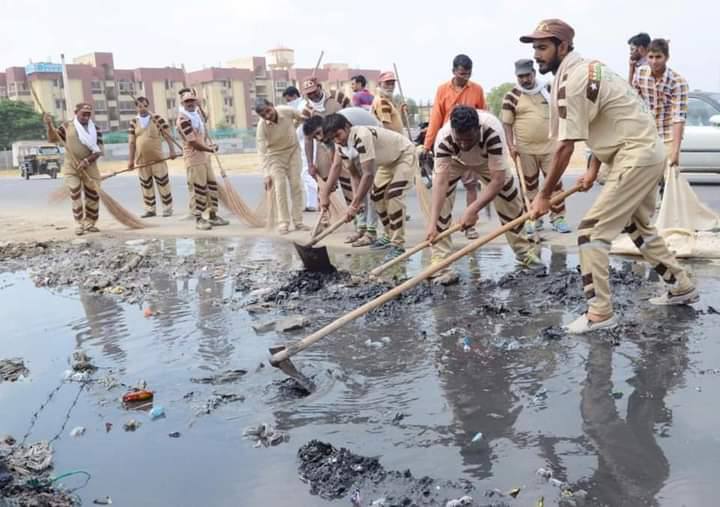 mukeshsinghal36's tweet photo. #CleanlinessCampaignsByDSS @DSSNewsUpdates के #SaintGurmeetRamRahimSinghJiInsan द्वारा समाज भलाई के कार्यों में से एक सफाई महाअभियान चलाकर 33 महा नगरों को स्वच्छ किया जो आज तक किसी सरकार ने नहीं किया। सरकार को चाहिए कि संत जी को रिहा करे जिससे समाज भलाई के कार्य बढ चढकर हो सकें । https://t.co/dl6sO5F6kd