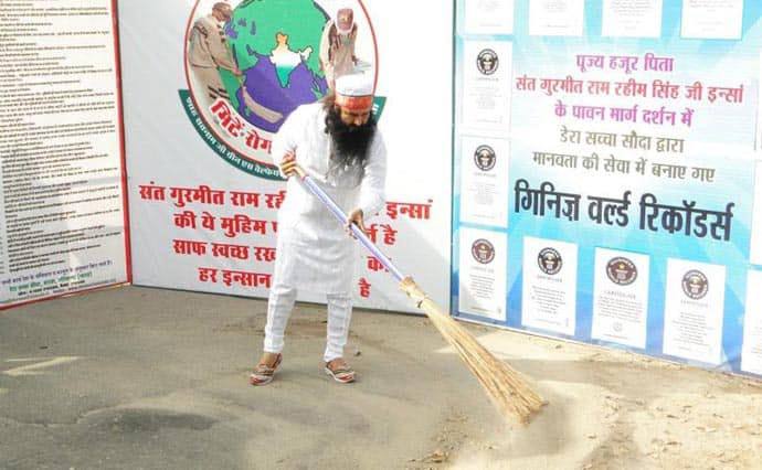 mukeshsinghal36's tweet photo. #CleanlinessCampaignsByDSS @DSSNewsUpdates के #SaintGurmeetRamRahimSinghJiInsan द्वारा समाज भलाई के कार्यों में से एक सफाई महाअभियान चलाकर 33 महा नगरों को स्वच्छ किया जो आज तक किसी सरकार ने नहीं किया। सरकार को चाहिए कि संत जी को रिहा करे जिससे समाज भलाई के कार्य बढ चढकर हो सकें । https://t.co/dl6sO5F6kd