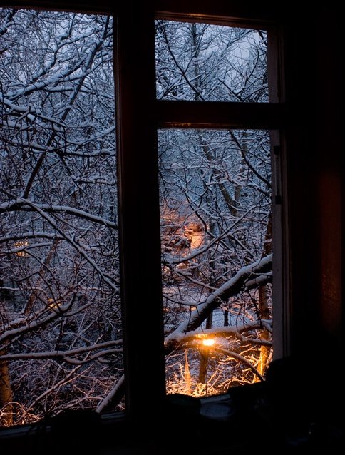 Был вечер за окном. Окно зима. Окно ночью. Окно зимой. Снег за окном ночью.