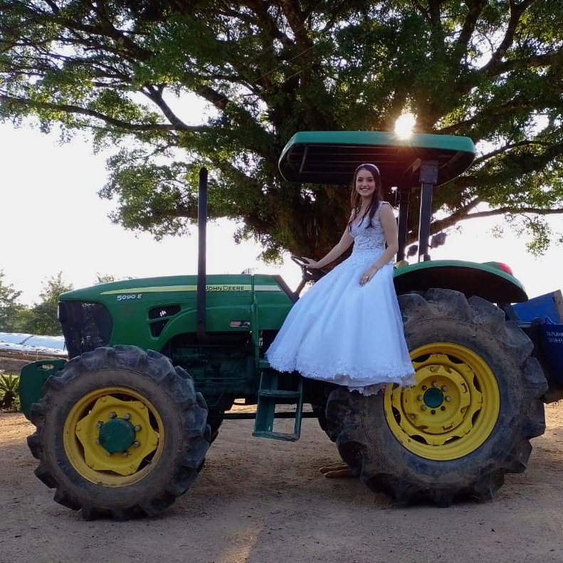 redivo_aline's tweet photo. Todo mundo tem um lugar favorito no mundo. O campo é o meu! Aqui tiro minha armadura da sociedade corrida e intensa, vivo um dia de cada vez!Aqui é onde cresci, onde me sinto acolhida! E tenho muito orgulho de quem me tornei graças aos ensinamentos dos meus pais! 
Eu amo ! ❤️ https://t.co/cCHsmoJri5