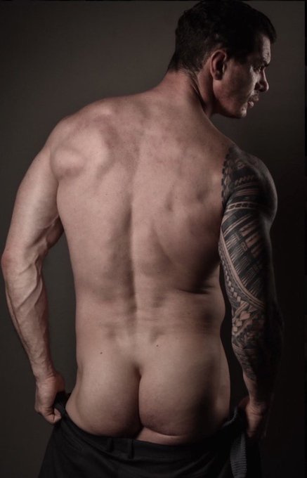 Follow this awesome guy @Xsmagicuk https://t.co/DbnO6Rp3pM