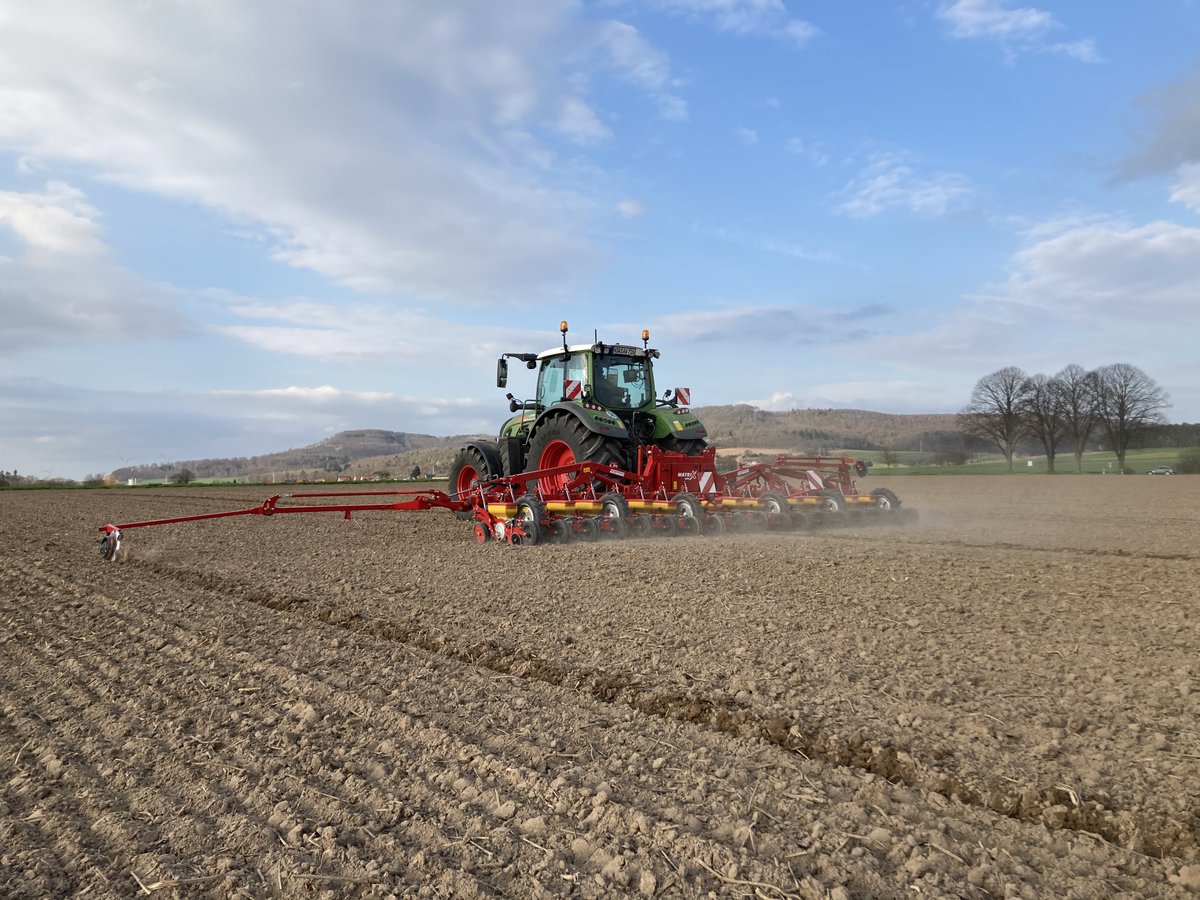 GRIMMEGroup's tweet photo. Our MATRIX 1800 precision seeder is characterised by precise placement of the seed and a high acreage performance. In addition, the hydraulically foldable frame enables quick field changes and short setup times.
#GRIMME #GRIMMEGroup #MATRIX1800 https://t.co/AGTE1eBcxI