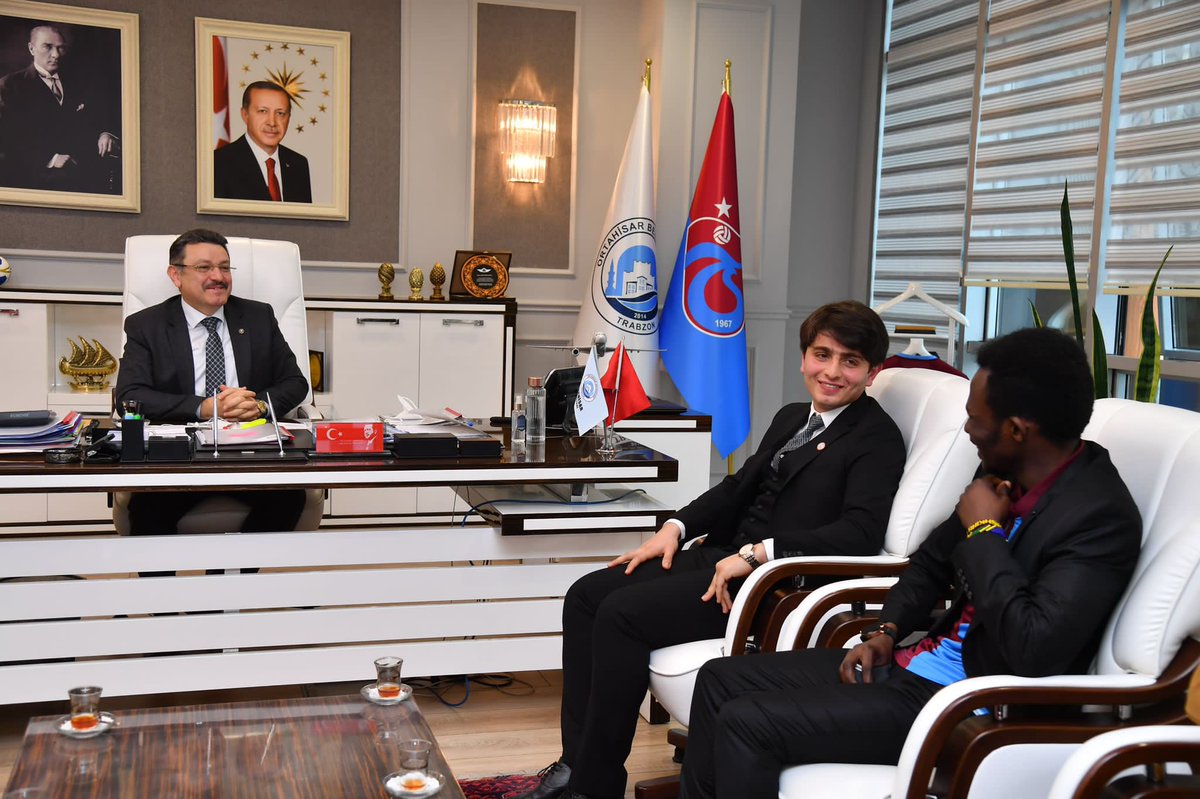 Ortahisar belediye Başkanımız <a href="/ahmetmgenc/">Ahmet Metin Genç</a> i makamında ziyaret ettik.