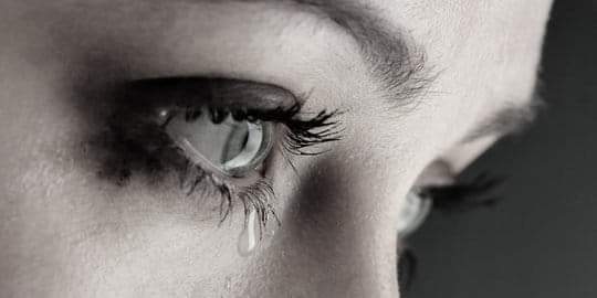 Капли на ресницах. Слеза на прозрачном фоне. Слезы картинки. Слезы картинки. Печальные глаза.