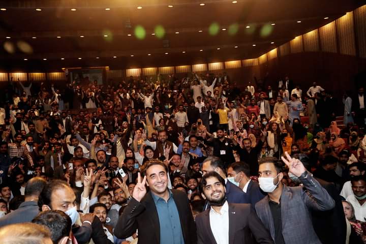 abbasu_ali's tweet photo. "پاکستان کے نوجوان و طلب علم اپنے حقوق کیلئے اٹھ چکے ہیں اور وہ 27 فروری کو کراچی سے شروع ہونے والے مارچ میں بھرپور شرکت کریں گے۔"
چیئرمین پاکستان پیپلز پارٹی بلاول بھٹو زرداری کا طلبہ کنونشن سے خطاب 

@BBhuttoZardari https://t.co/u93qYoXWDi