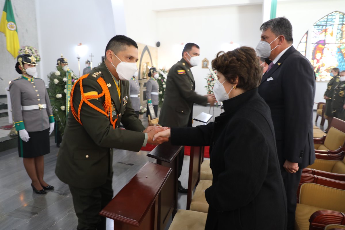 CarabinerosCol's tweet photo. Acompañamos las exequias del señor Brigadier General (RP) Jorge Enrique Bulla Quintana, donde rendimos un homenaje a su trayectoria institucional y su valioso aporte a la especialidad de #Carabineros; nuestra solidaridad y apoyo a toda su familia. #ECSAN https://t.co/FtgKNyNAxL