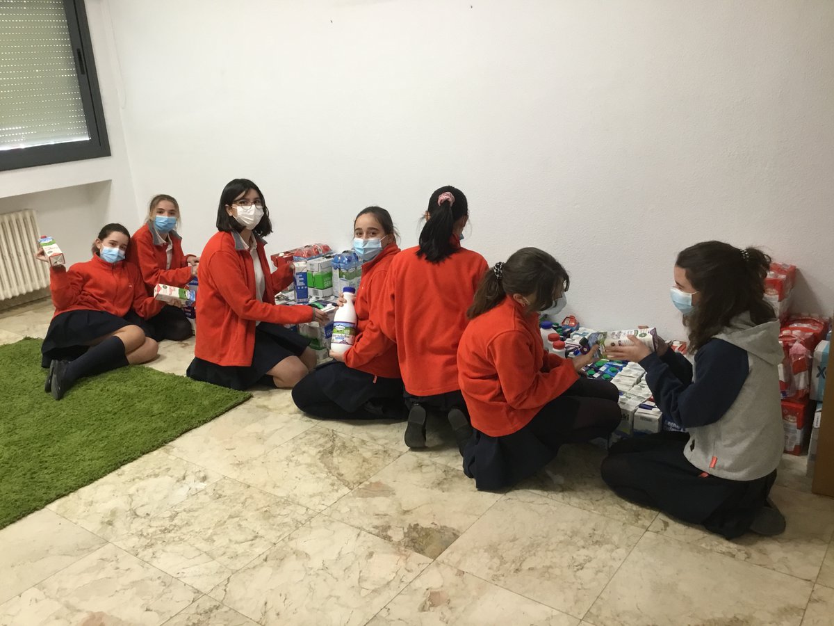 colegiospinolam's tweet photo. Hasta el viernes seguimos recogiendo leche para el centro de promoción familiar Nazaret. ¡Aún quedan dos días! ¡No te quedes sin colaborar! #PrójimamenteMásHumanos https://t.co/Mr2KVIR8PC