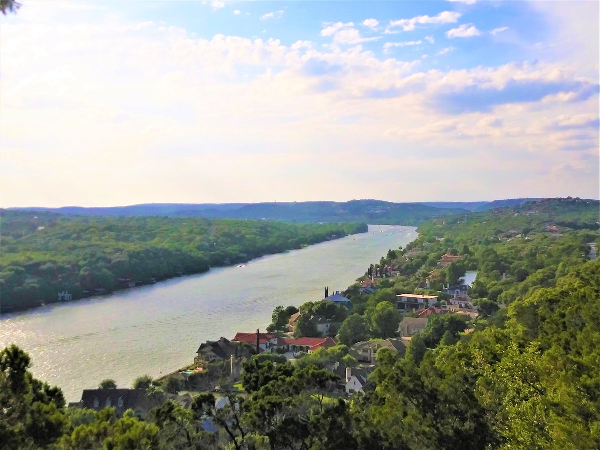 FitLifeTravel's tweet photo. #VisitAustin sure does have some pretty spots to enjoy. This is from Mount Bonnell, the views overlooking Lake Travis.
Do you love to hike to see views from above? Tell me your favorite.
#Hiking #Texas #VisitTexas #LakeTravis #MtBonnell https://t.co/p2MZzzbFma