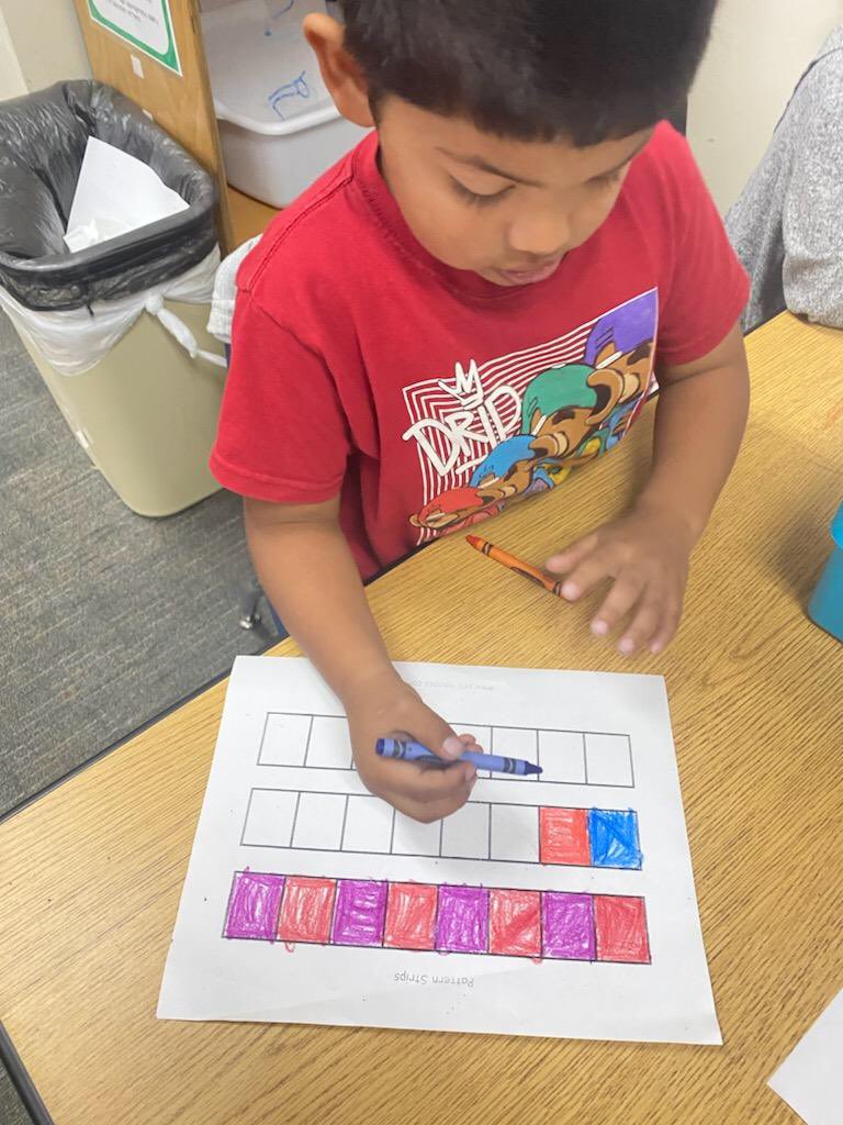 RoarkEarly's tweet photo. PreK students @RoarkEarly are recognizing and creating patterns! #RoarinRoarkKats #ThePlace2🐝 https://t.co/p2nmYtu1wi