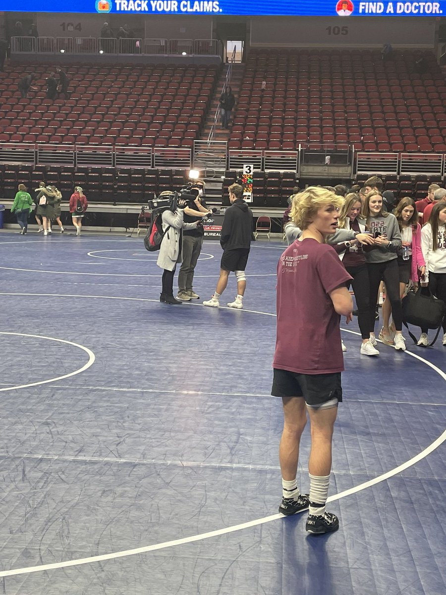 jputz15's tweet image. Great moment for a couple seniors Caden Larson and Marcus Beatty. Come from behind 3rd period pins to send indee to the state final. Good to see a couple seniors fight all match.