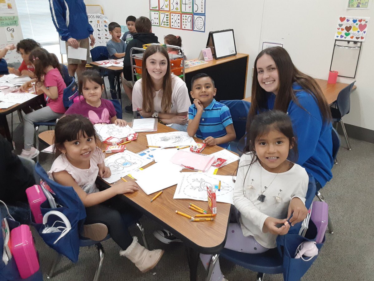 RoarkEarly's tweet photo. Our @RoarkEarly students get excited when the @TexasCCS Spanish Club comes for their monthly visit. They always show up with fun and engaging activities. #RoarinRoarkKats #ThePlace2🐝 https://t.co/7D7y4Tai3p