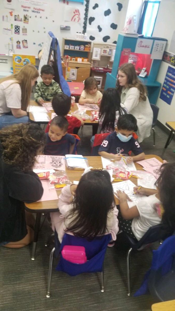 RoarkEarly's tweet photo. Our @RoarkEarly students get excited when the @TexasCCS Spanish Club comes for their monthly visit. They always show up with fun and engaging activities. #RoarinRoarkKats #ThePlace2🐝 https://t.co/7D7y4Tai3p