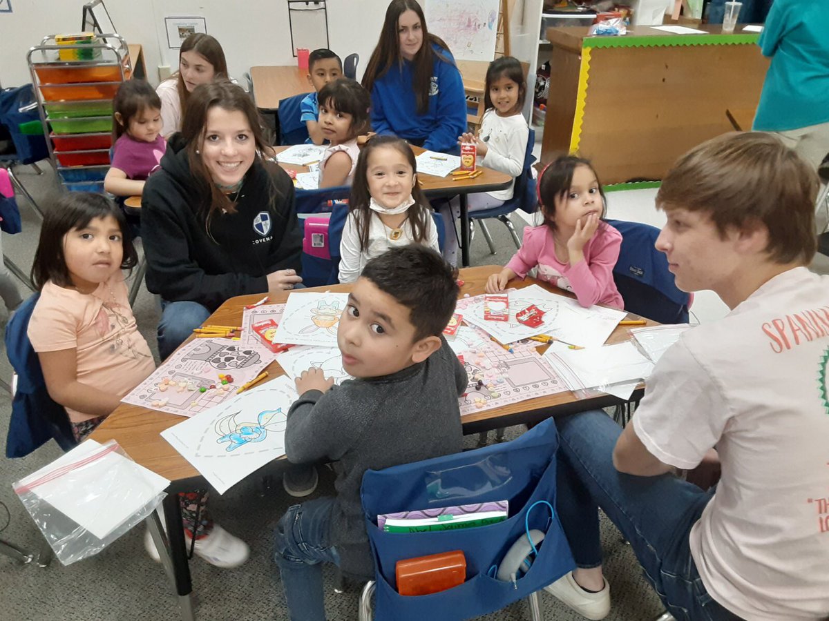 RoarkEarly's tweet photo. Our @RoarkEarly students get excited when the @TexasCCS Spanish Club comes for their monthly visit. They always show up with fun and engaging activities. #RoarinRoarkKats #ThePlace2🐝 https://t.co/7D7y4Tai3p