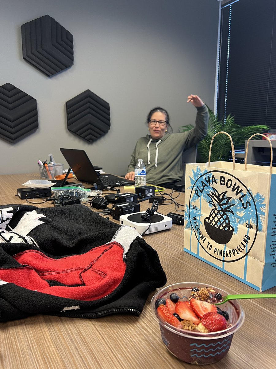 AgilePeter's tweet photo. Long days surrounded by @helium #crypto miners with the wonderful #TeamEmrit @nadiacabrales
Sheβs making airplane noises. https://t.co/XA6SIo9EvD