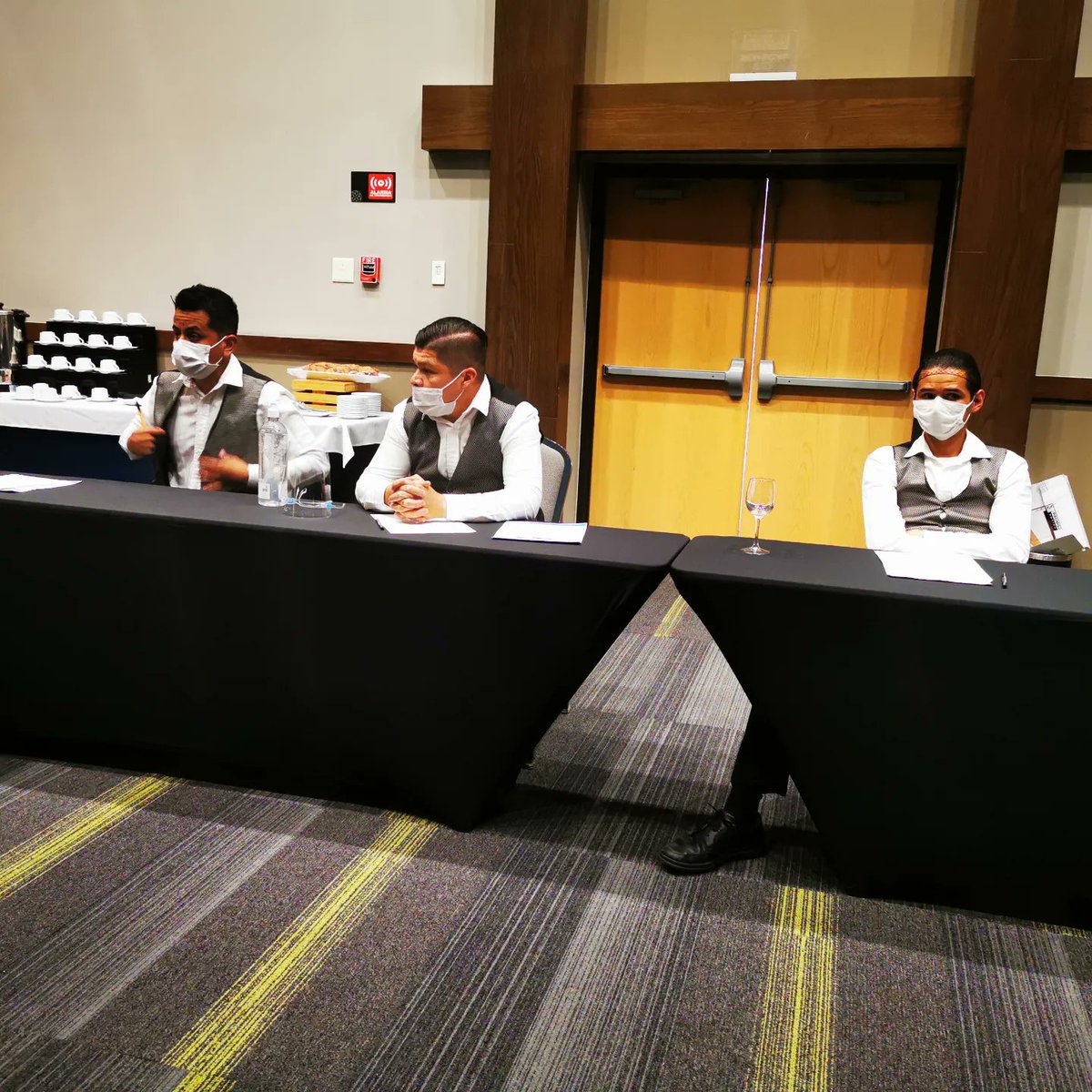 crocseccion77's tweet photo. #Irapuato Nos reunimos con las y los compañeros del hotel Galería Plaza para atender sus inquietudes y ofrecerles información sobre pensiones y AFORES.
#CROCContigo #SomosCROC https://t.co/j3hswGqAde