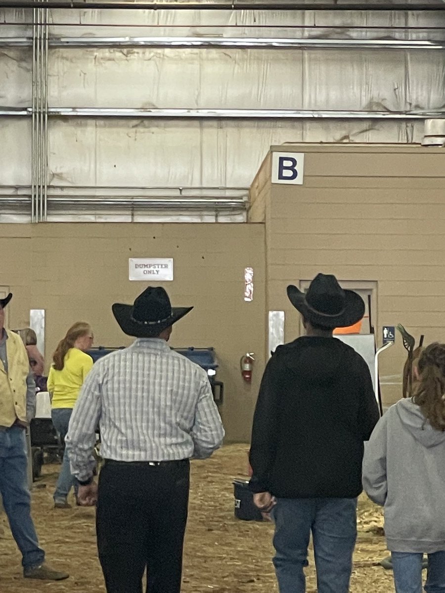 BrandonDeBerry2's tweet photo. Tell me you’re not a cowboy without telling me you’re not a cowboy 🤣🤣 https://t.co/vEnx4oSG0d