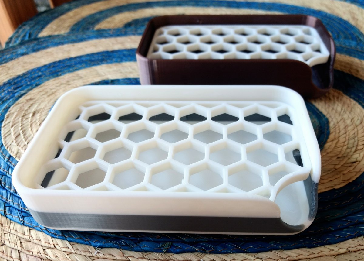 Nuestras primeras impresiones 3D. Después de mucho ensamblar, calibrar y corregir errores de principiante (problemas de adherencia, extrusión etc.) tenemos nuevas jaboneras \Ö/. Modelo de <a href="/piulab/">+LAB</a> 
#3dprinting #tepoztlan #prusa #makers