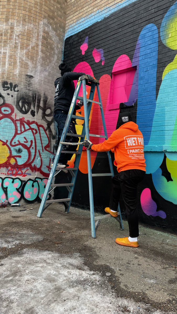 squiggleDAO's tweet image. DAY 2 coming to a wrap.

@persueone in Denver with @frensHouse knocking out this #SquiggleMural

#bunnykitty #cancontrol #mural #graffiti #streetart #chromiesquiggle #squigglenft @artblocks_io @ArtOnBlockchain