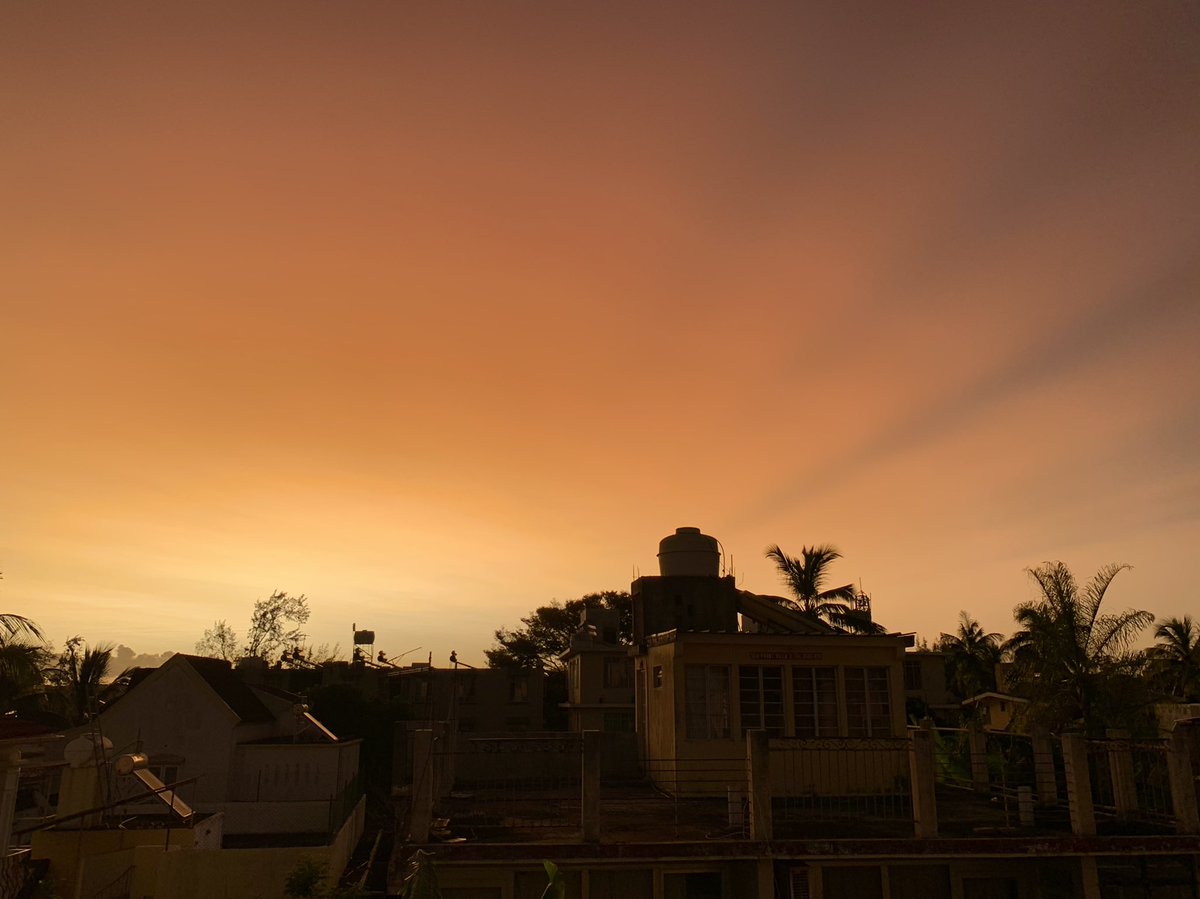 phenomene83's tweet photo. About this evening 🌅 #ileMaurice #500pxrtg #Mauritius #NaturePhotography #SunsetLovers #landscapephotography #PhotoOfTheDay #ThePhotoHour #StormHour @ThePhotoHour @StormHour @EarthandClouds2 @FloridianCreat1 @FLskygazer @bbcweather @weatherupdate https://t.co/jvbfauBN9W