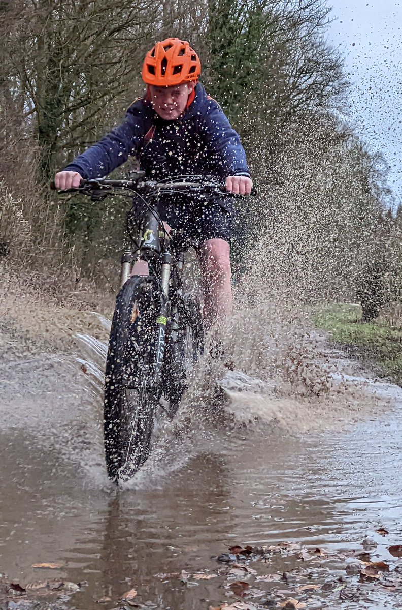 Rendcomb6thform's tweet photo. Splashing fun in mountain bike activity today #rendcombfamily @RendcombCollege #schoolsports https://t.co/G4dUfsGnRc