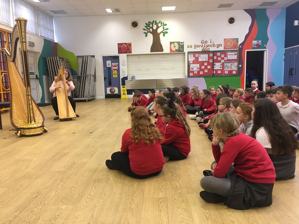 llwyncrwn's tweet photo. We really enjoyed a visit by Glenda Clwyd.Combined with stories, history and geography we heard how Wales is known as the Land of Song.Glenda played welsh folk songs for us, some classical music and some modern music. 
An enriching and rewarding cultural experience for all🏴󠁧󠁢󠁷󠁬󠁳󠁿🎶🏴󠁧󠁢󠁷󠁬󠁳󠁿 https://t.co/9efoo6aMDW