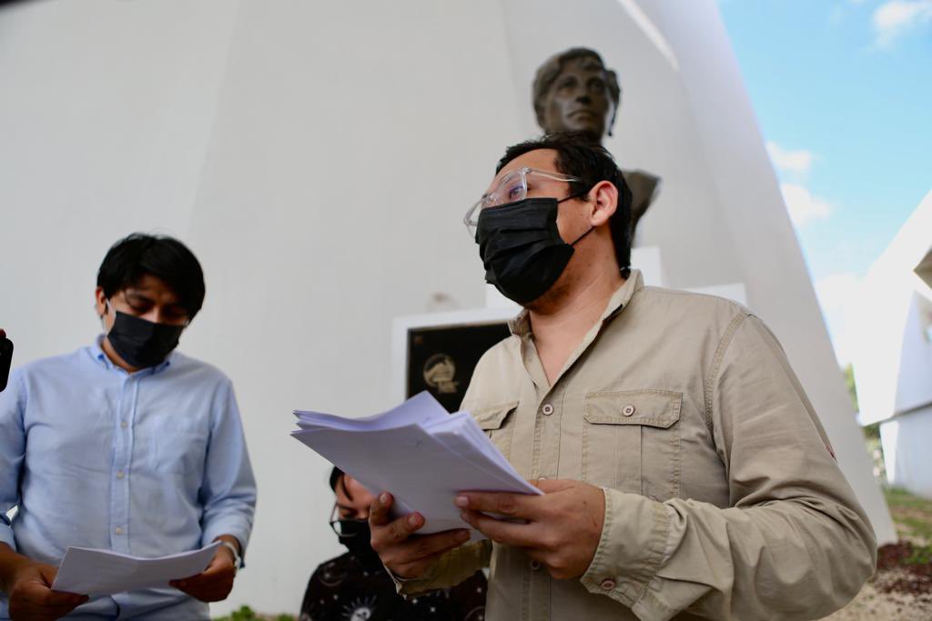 HerbethEscalant's tweet photo. Hoy entregamos al @CongresoYucatan una solicitud formal para eliminar el delito de difamación del Código Penal y, de esa manera, evitar actos de censura y hostigamiento por nuestra labor periodística. Bien hecho @Nefelibata4ever @jav_escalante https://t.co/grpEI3g89V